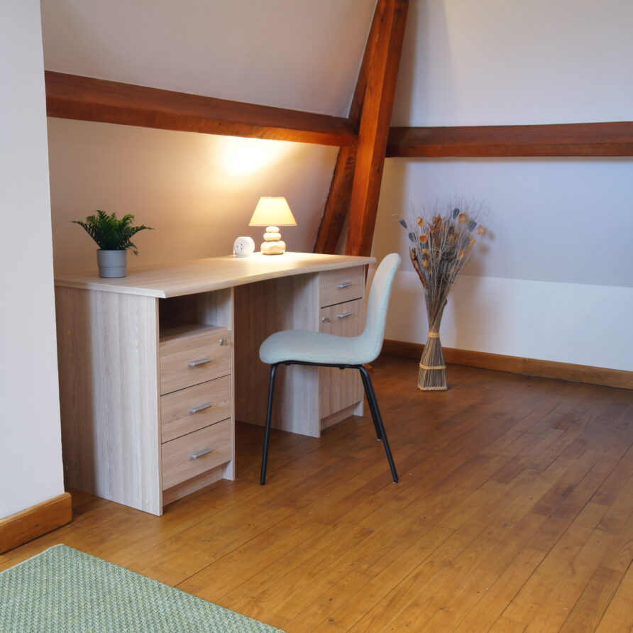 Chambres-dHotes-La-Bonne-Voie-Confort-Room-Desk